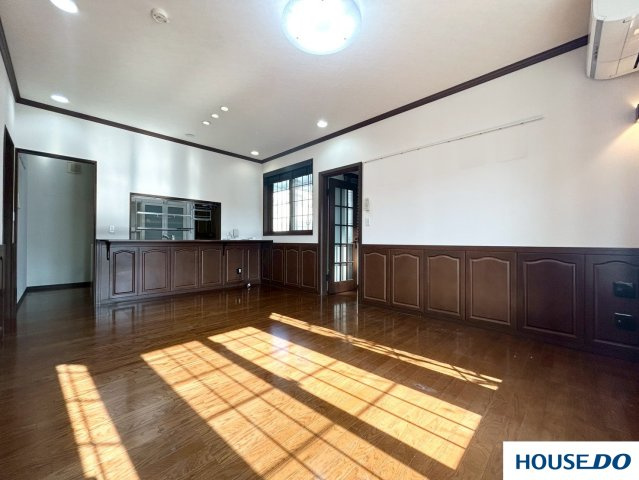 中古戸建  足利市常見町の居間・リビング|広々としたリビングで解放感がございます♪