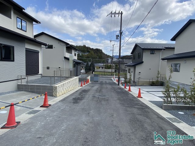 上賀茂本山 新築戸建(8号地)の前面道路含む現地写真