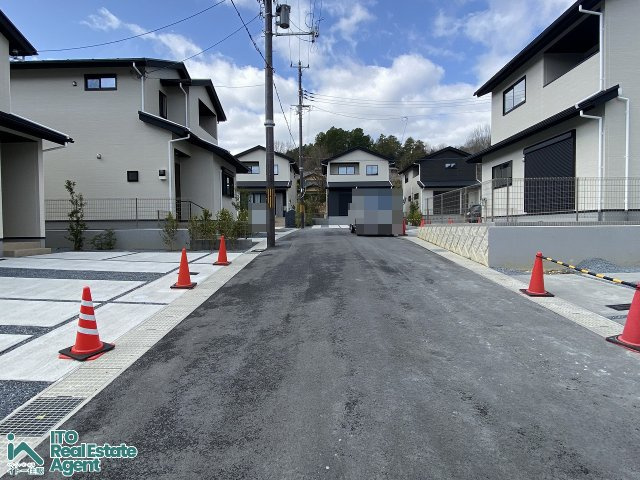 上賀茂本山 新築戸建(8号地)の前面道路含む現地写真