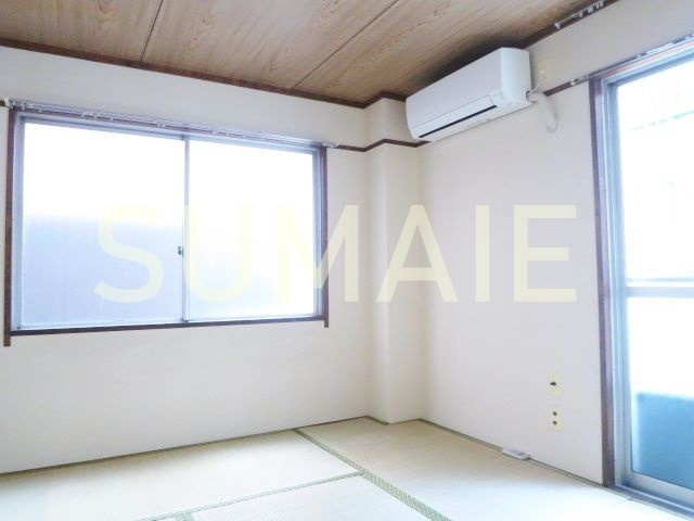 伊藤ビルの居間・リビング|二面採光の和室