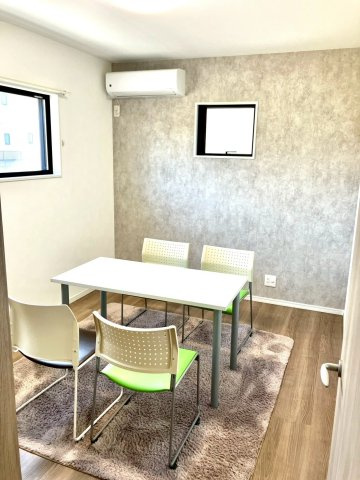 ルミナスガーデン飯山町３号地の洋室