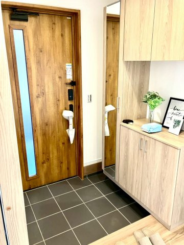 ルミナスガーデン飯山町３号地の玄関