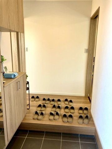 ルミナスガーデン飯山町３号地の玄関