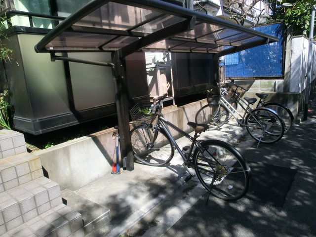 司ハイツのその他共用部分|屋根付きの駐輪場がうれしい物件！