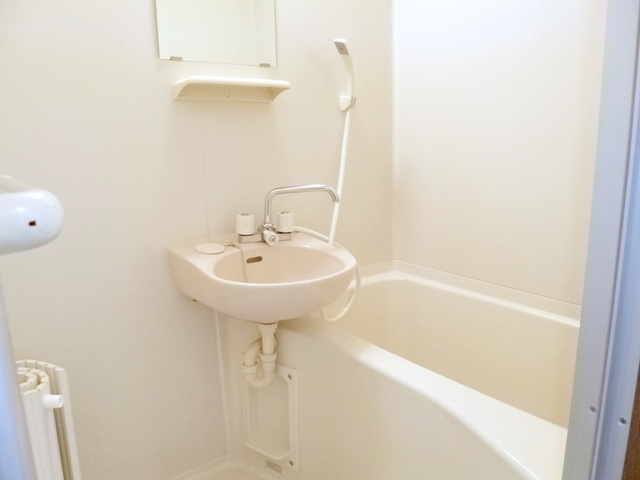 司ハイツの浴室|洗面台付きのバスルームです♪