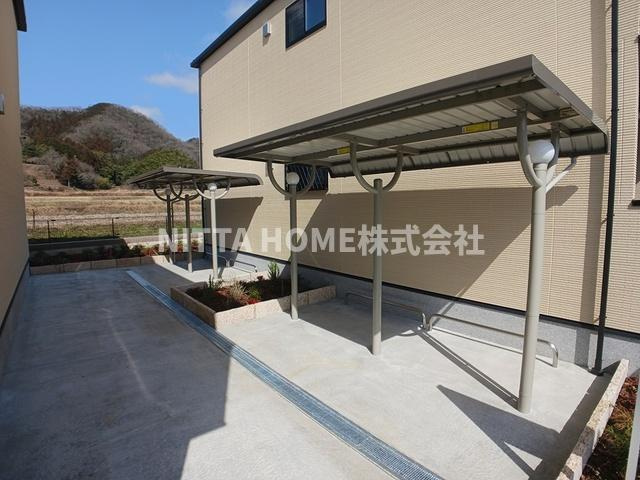 丹波篠山市沢田のアパートの駐車場|屋根付き駐輪場は無料で使用ＯＫ！