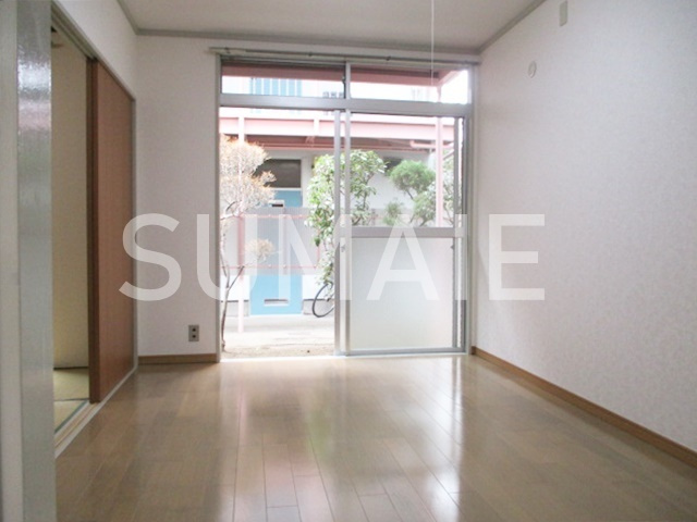 コトブキ・ハイツ　２号棟の居間・リビング|人気のフローリングです