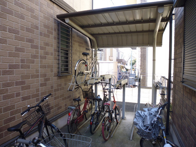 アムール壱番館のその他共用部分|屋根付きの駐輪場もあります。