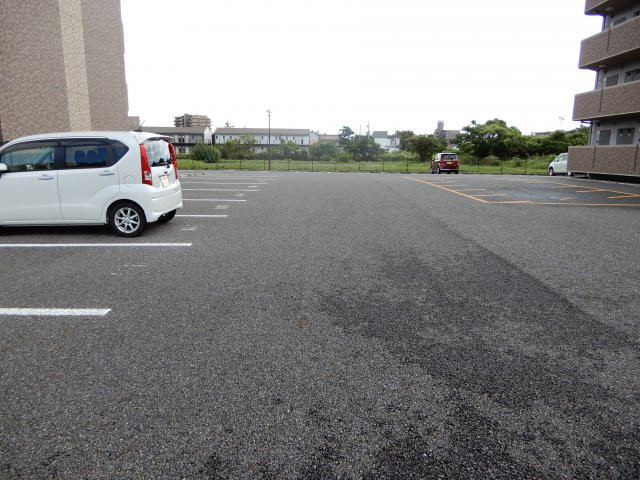 サンアップウェルⅡの駐車場