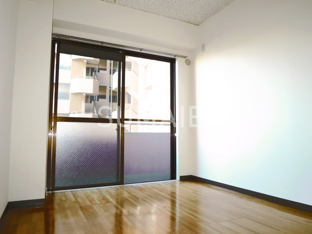 NCKビルの居間・リビング|６帖洋室です☆