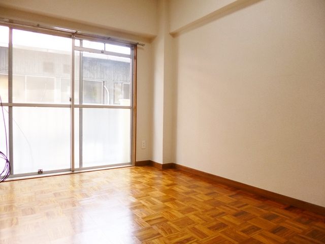 古澤マンションの居間・リビング|バルコニーへはこちらのお部屋からも出れます☆