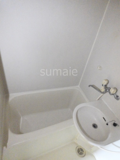 中村ビルの浴室|洗面台付きバスルームです☆