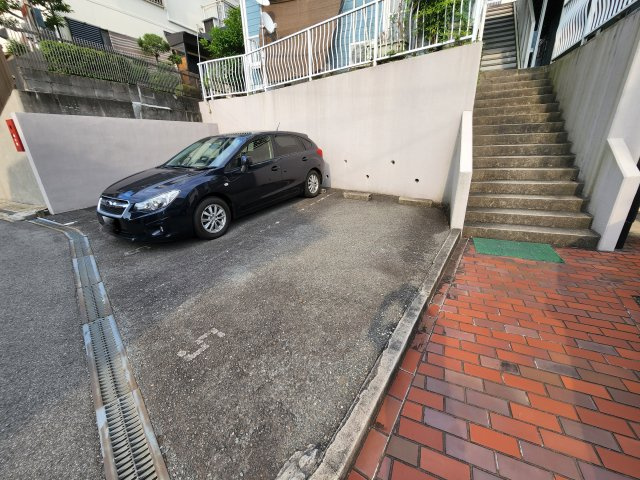 生駒川パークハイツの駐車場