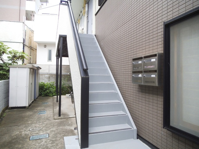 Ｒハイムのその他共用部分|キレイな階段と集合ポスト！