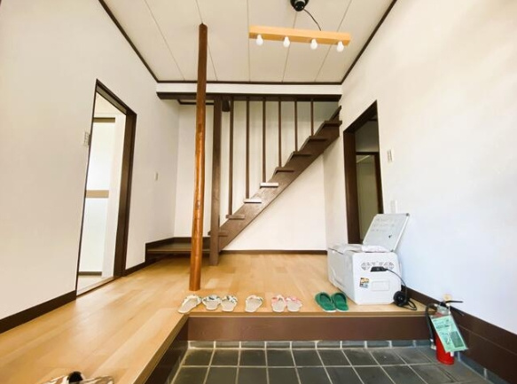 茂原市三ヶ谷　中古戸建の玄関|内装リフォーム済み令和7年7月 5LDK 3台可 システムキッチン新品 敷地約88坪