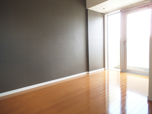 ハーモニーレジデンス東京シティゲートの居間・リビング|アクセントクロスが素敵ですね☆