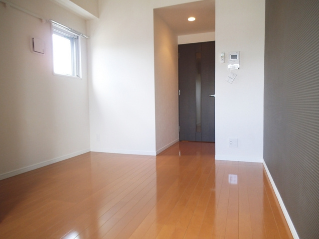 ハーモニーレジデンス東京シティゲートの寝室|２色使いの壁紙がオシャレですね♪