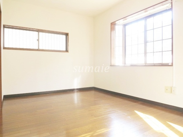 ハイツキンコウⅡの居間・リビング|2面採光です☆