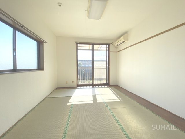 ドミール石栄の居間・リビング|キレイな畳・6帖☆彡