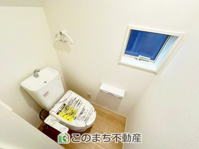 【トイレ】 | CRADLEGARDEN宇都宮市今泉町第5　2号棟 | 小窓から換気ができて清潔なトイレスペース☆温水洗浄便座搭載です！
