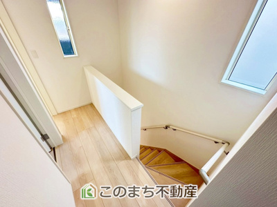 【内装】 | CRADLEGARDEN宇都宮市今泉町第5　2号棟 | 手すり付きで小さなお子様にも安心の階段スペースです☆
