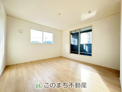 【洋室】 | CRADLEGARDEN宇都宮市今泉町第5　2号棟 | 柔らかい陽光が差し込む明るいお部屋を演出する設計。彩光の取れる窓が気持ちの良いお部屋を創り上げます。

