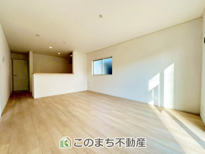 【居間・リビング】 | CRADLEGARDEN宇都宮市今泉町第5　2号棟 | 南向きのリビングは一日中太陽の光が射し込みます♪家族が集まる空間は、自然と笑顔が溢れます。

