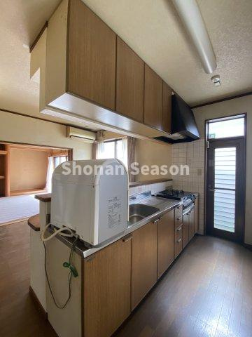 【キッチン】 | キッチンは吊戸棚付きなので、キッチン周りもスッキリ片付きます♪