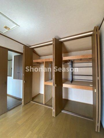 【洋室】 | 高さの異なる収納棚付き！生活と共に増える荷物の収納に困りません♪