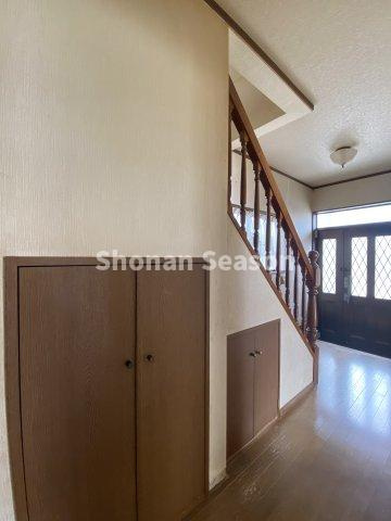 【玄関】 | 明るい陽光が降り注ぐ、住み心地も快適なお住まいです♪