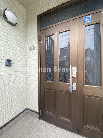 【玄関】 | 来訪者を目視できるモニターフォンを搭載！留守番時も安心んですね♪