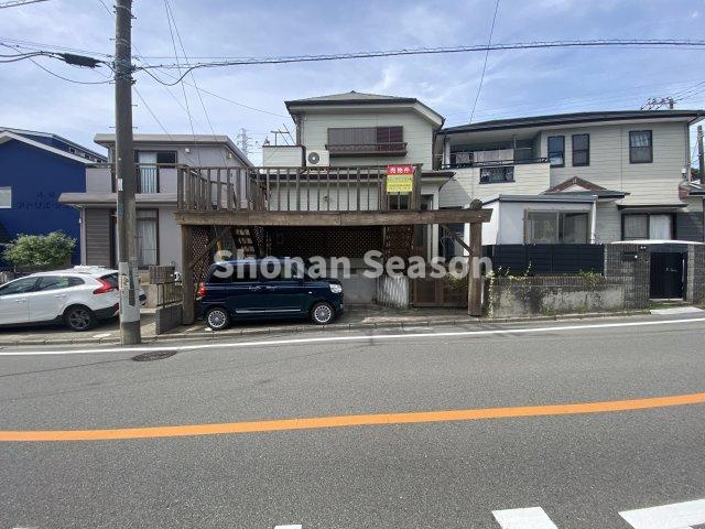 【前面道路含む現地写真】 | 前面道路8ｍで開放感あり！お車の駐車もスムーズに行えますよ♪