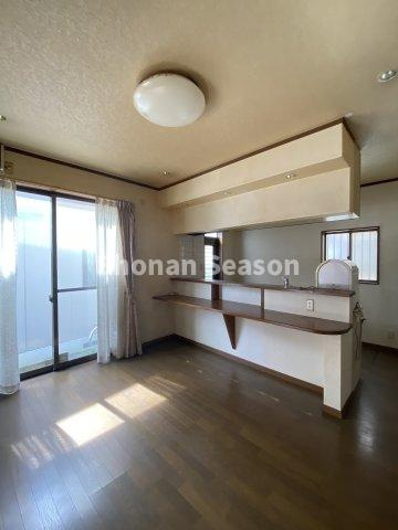 【居間・リビング】 | 対面キッチンでコミュニケーションが取りやすい広々としたリビング◎　
空間を有効利用できますね♪