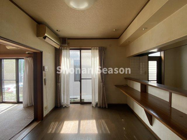 【居間・リビング】 | 初期費用を削減できる「エアコン」が完備されております♪