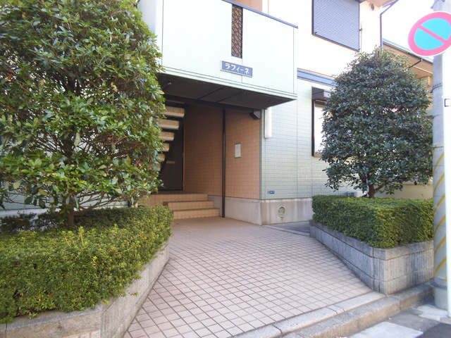 ラフィーネのエントランス|お洒落なエントランス！植え込みに癒されますね