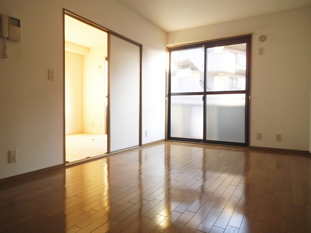 ラフィーネの居間・リビング|柔らかな日差しが差し込むリビング！