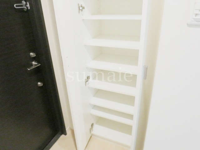 エスティメゾン赤羽の玄関|玄関横の収納です！