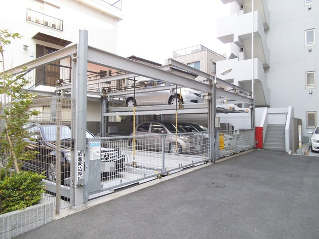 エスティメゾン赤羽の駐車場|スペースのある駐車場は車の出し入れ簡単です☆