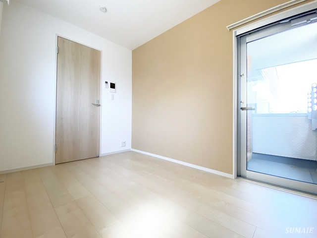 メルディア東大宮Ⅲの居間・リビング|明るいアクセントクロス☆