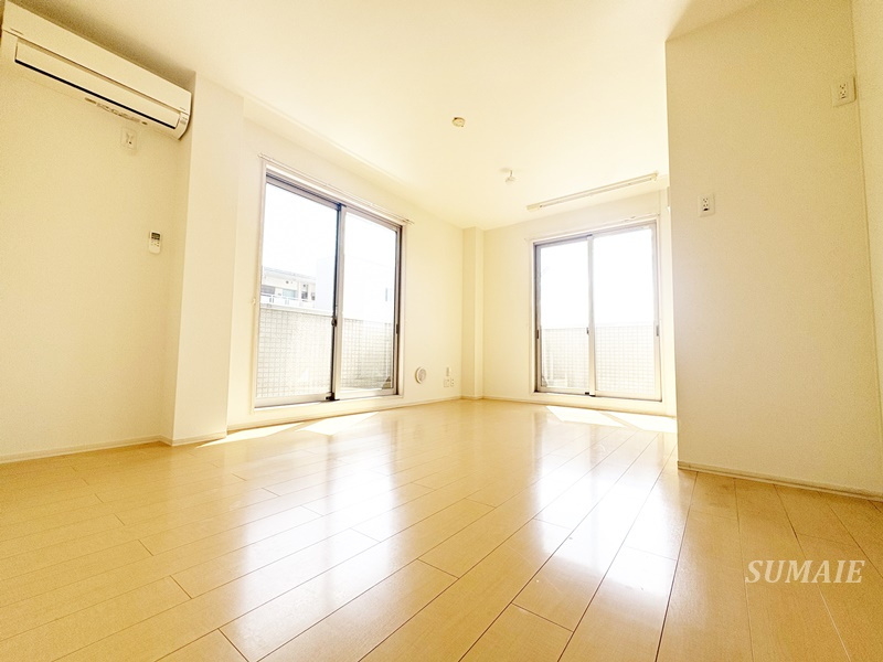 メゾン　ド　グランメールの居間・リビング|角部屋２面採光です☆