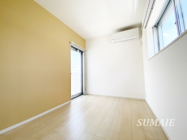 メルディア東大宮Ⅲの居間・リビング|アクセントクロスで明るい雰囲気☆