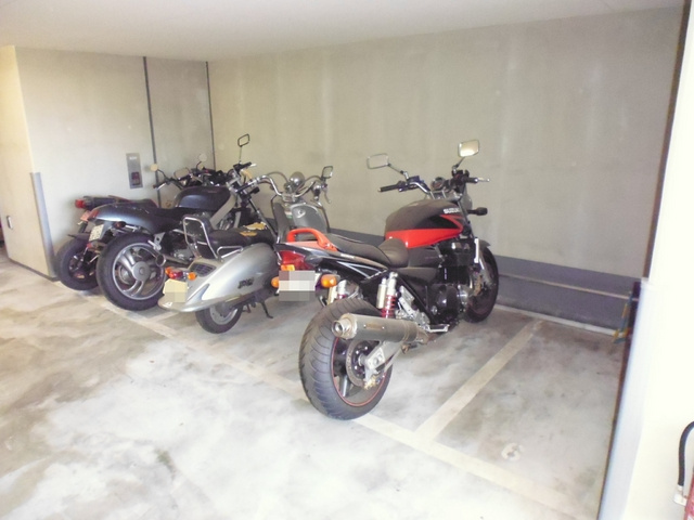 ドゥーエ東十条のその他共用部分|バイク置場もあります。