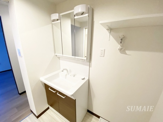 第二若木コーポの洗面所|三面鏡付独立洗面台です☆