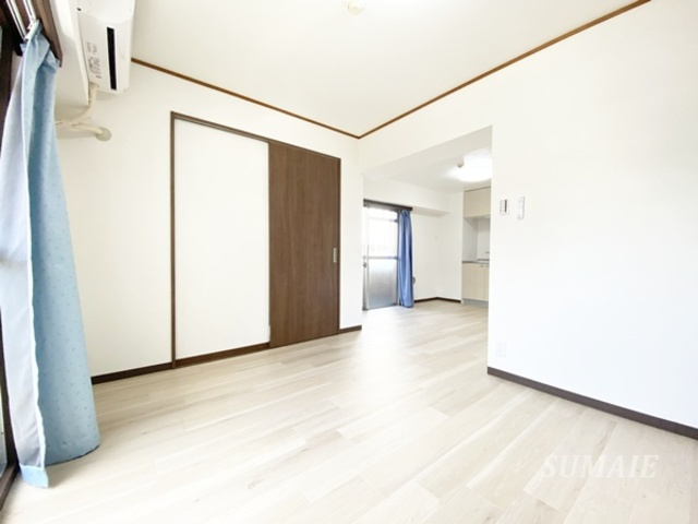 第二若木コーポの居間・リビング|大きなソファーも置けます♪