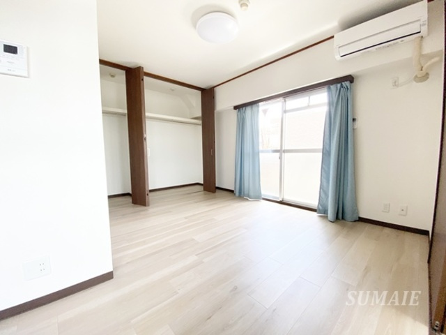 第二若木コーポの洋室|日当たりが良い明るいリビングです♪