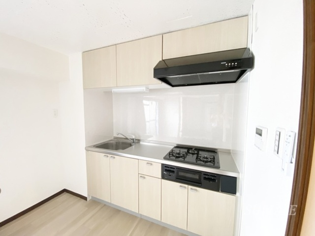 第二若木コーポのキッチン|3口コンロとグリル付きのシステムキッチンです♪