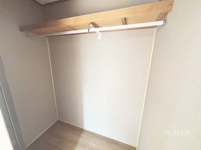 関口グリーンハイツＡの収納|掛けられるようになっています。