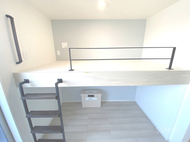 KEIAI RESIDENCE 東大宮の居間・リビング|ロフトスペース