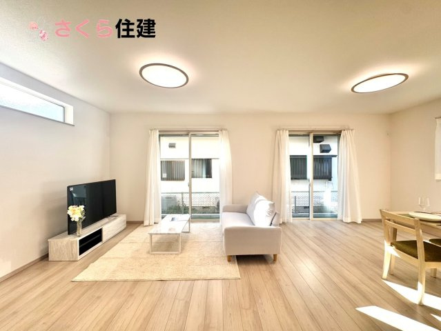 Heartful-Town 　東武江曽島駅2期　1棟の居間・リビング|広々18.5帖LDLはゆったりとした時間の流れる開放的なくつろぎの空間（家具はイメージ図になります）