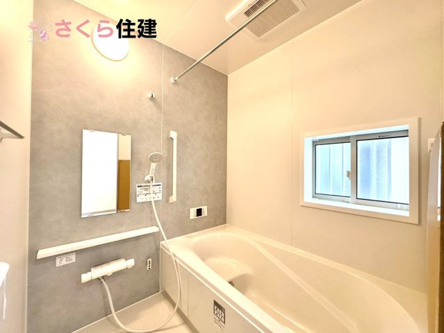 Heartful-Town 　東武江曽島駅2期　1棟の浴室|梅雨の時期は大活躍の浴室乾燥機！家族の数だけ増える洗濯物もしっかり乾かせます
